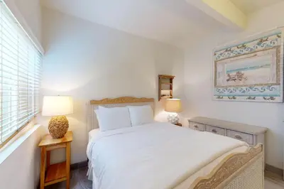 a bedroom with a bed and two lamps and a window at Bangor Lane Oasis in Ventura