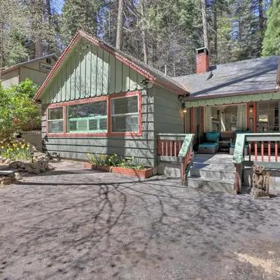 Cozy Skyforest Cabin about 1 Mi to Lake Arrowhead!