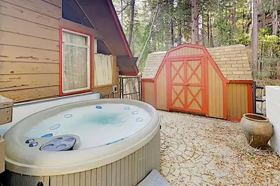 a jacuzzi tub in the backyard of a cabin at Annandale Manor in Lake Arrowhead