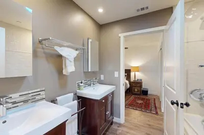 a bathroom with a sink and a mirror at Brockton Diamond in Ventura