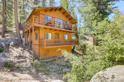 a house in the middle of the woods at Snow Valley Hideaway Arrowbear Lake Retreat in Arrowbear Lake