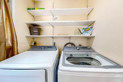 a washer and dryer in a small room at Treelands Lodge in Crestline