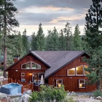 Bernard by AvantStay Luxurious Cabin in Big Bear w Hot Tub Pool Table