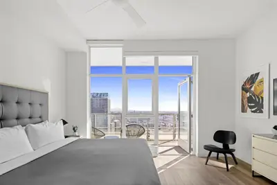 a bedroom with a bed and a large window at Level Los Angeles - Downtown Flower in Los Angeles