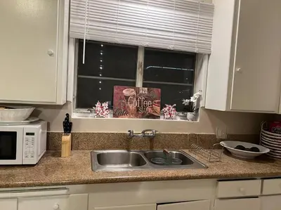 a kitchen counter with a sink and a microwave at Manuel Y Sonia-La casa de los Angeles in Long Beach