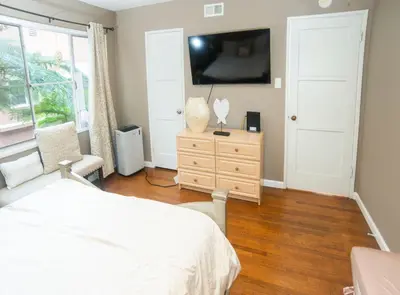 a bedroom with a bed and a tv on a wall at Manuel Y Sonia-La casa de los Angeles in Long Beach