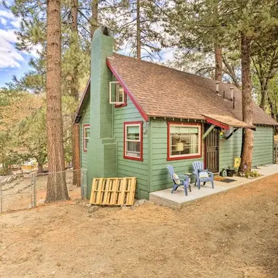 Wrightwood Cabin with Cozy Interior!