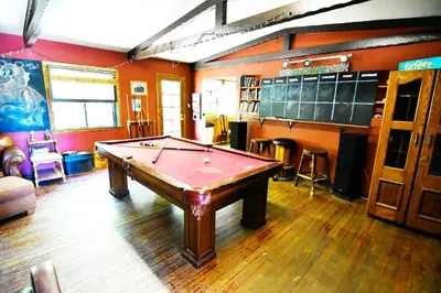 a room with a pool table in a bar at ITH Big Bear Lake Hostel & Lodge in Big Bear Lake