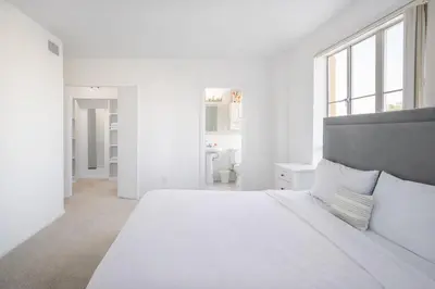 a white bedroom with a large white bed and windows at Luxury 2 Bedroom 2 Bathroom Residence Great View in Los Angeles