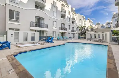 a swimming pool in the courtyard of a apartment building at The Nest a Spacious 1 Bedroom Apartment with a Pool View in Los Angeles