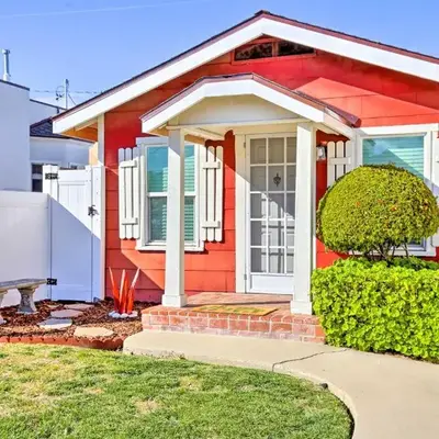 7 Mi to Downtown Long Beach Bungalow with Patio!