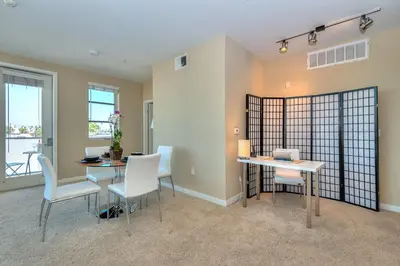 a dining room with a table and chairs in a room at Awesome Top Floor 2-Bedroom with Balcony in Los Angeles