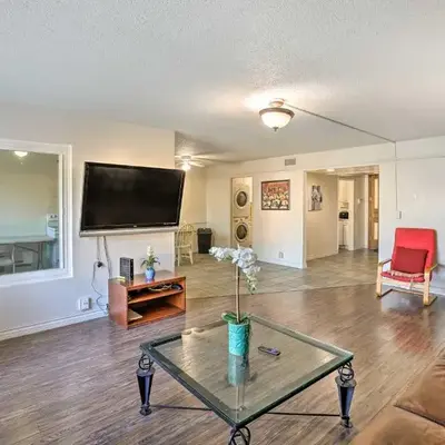 1 Mi to SoFi! Convenient Inglewood Condo