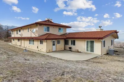 a large house with a large driveway at The Big Sky in Pearblossom