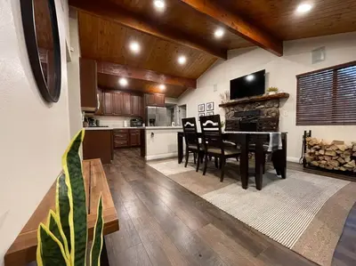 Gallery image of Modern hilltop cabin, 3 miles from Snow Valley in Arrowbear Lake